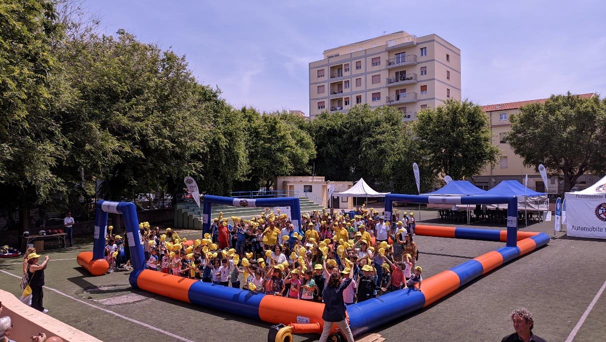 Foto di gruppo dei partecipanti a Karting in Piazza