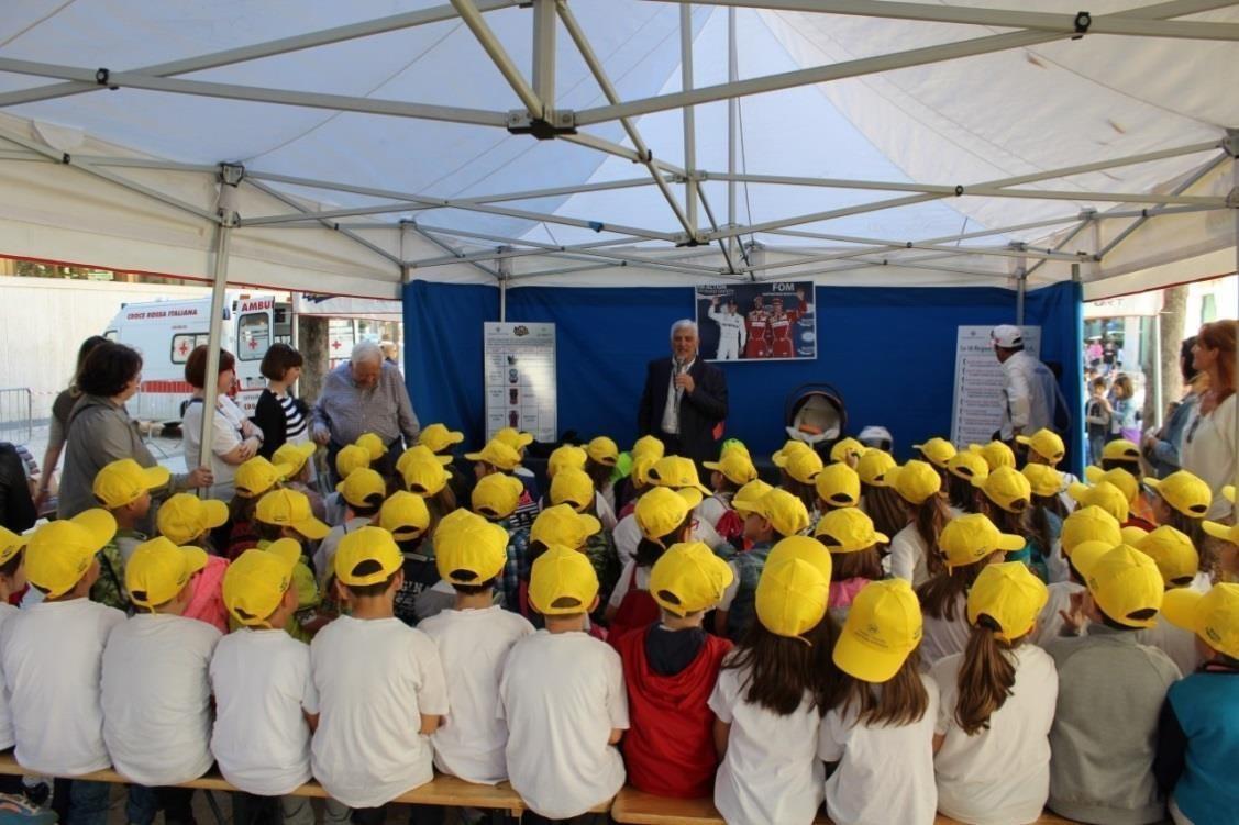 Bambini durante la lezione di educazione stradale con un istruttore federale ACI