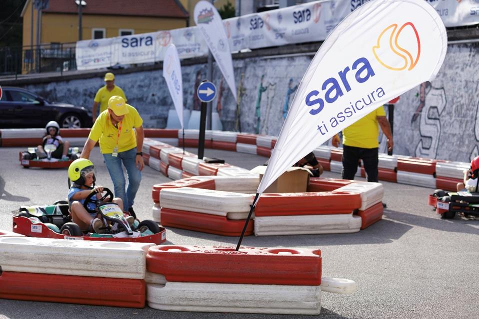 Bambini alla guida dei kart nel percorso protetto